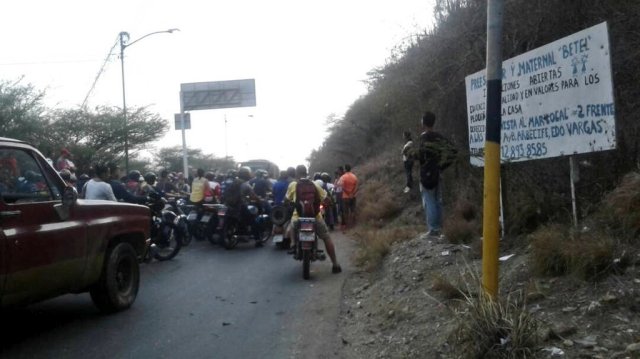 Foto: Cerrada la carretera principal de Carayaca por protesta / Cortesía 