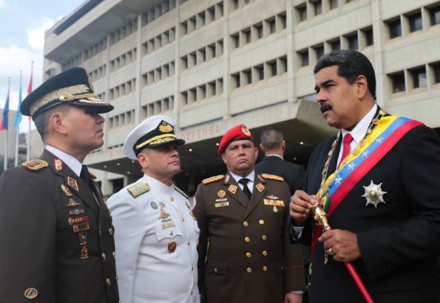 El presidente Nicolás Maduro con miembros del Alto Mando Militar. @PresidencialVen
