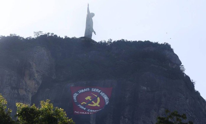 Colocan bandera contra el comunismo en el cerro El Corcovado en Brasil (Foto)