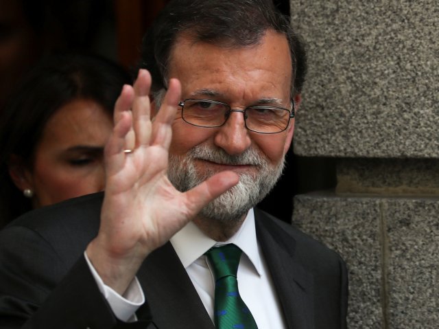 Spain's Prime Minister Mariano Rajoy waves during a lunch break in a motion of no confidence debate at Parliament in Madrid, Spain, May 31, 2018. REUTERS/Sergio Perez