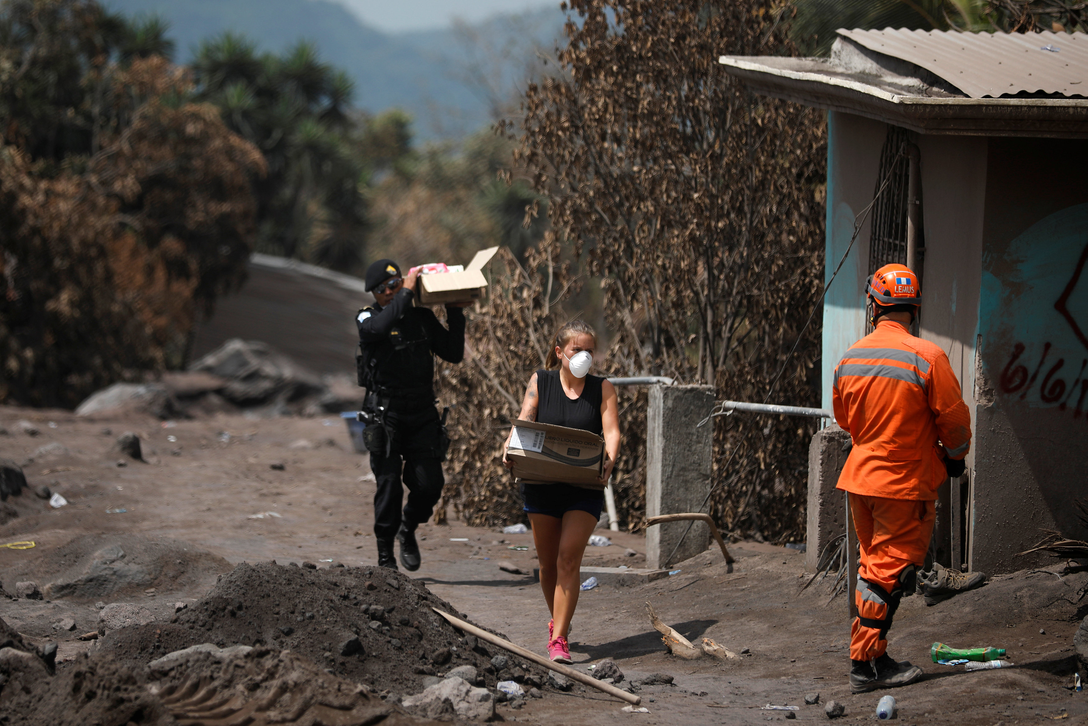 Hallan restos de víctimas de volcán en Guatemala con apoyo de sobrevivientes (Fotos)