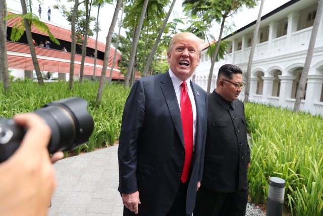 El presidente de los Estados Unidos, Donald Trump, y el líder norcoreano, Kim Jong Un, caminan después del almuerzo en el Hotel Capella en la isla Sentosa, en Singapur, el 12 de junio de 2018. REUTERS / Jonathan Ernst
