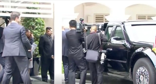 El presidente estadounidense Donald Trump muestra al líder norcoreano Kim Jong Un, apodado "La Bestia", durante su paseo por el hotel Capella después de un almuerzo de trabajo en una cumbre en Singapur, el 12 de junio de 2018, en esta imagen fija tomada del video. Presentador anfitrión / a través de REUTERS