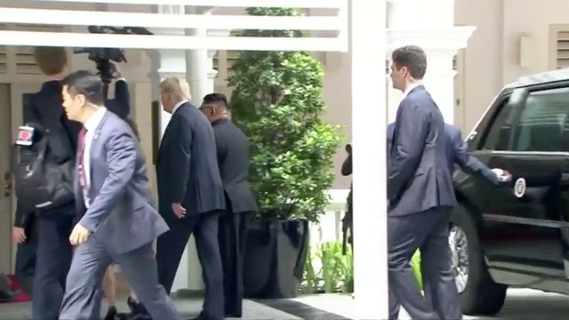 El presidente estadounidense Donald Trump muestra al líder norcoreano Kim Jong Un, apodado "La Bestia", durante su paseo por el hotel Capella después de un almuerzo de trabajo en una cumbre en Singapur, el 12 de junio de 2018, en esta imagen fija tomada del video. Presentador anfitrión / a través de REUTERS