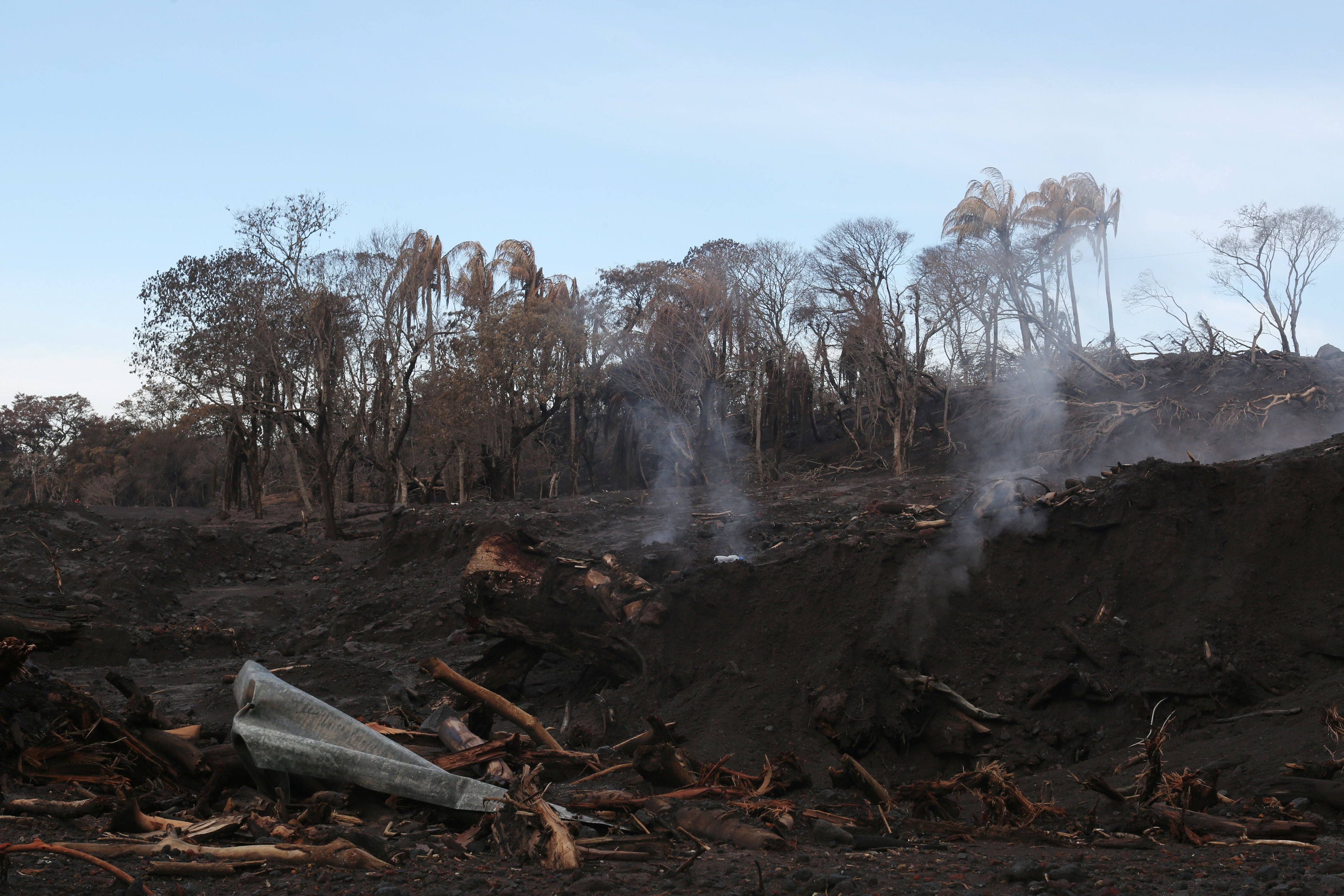 Hallan los restos de ocho personas en zona cero del volcán de Fuego de Guatemala