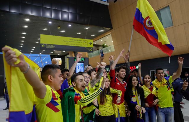 - Aficionados colombianos cantan y ondean banderas de su país mientras esperan la llegada de su selección en el aeropuerto de Kazán (Rusia) hoy, martes 12 de junio de 2018. La selección de Colombia se concentrará en la capital de Tartaristán para la Copa Mundial de la FIFA Rusia 2018. EFE/Julio Munoz