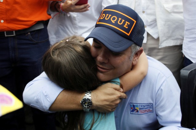 El candidato presidencial colombiano Ivan Duque saluda a los simpatizantes en el puente internacional Simón Bolívar en Cúcuta, Colombia, el 5 de junio de 2018. REUTERS / Carlos Eduardo Ramírez