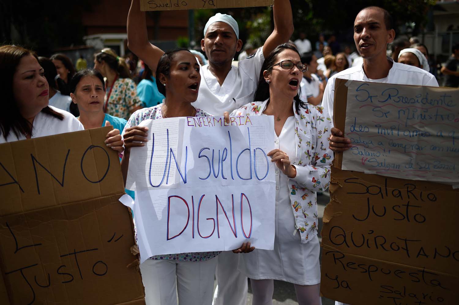 A paro indefinido médicos de otros seis hospitales