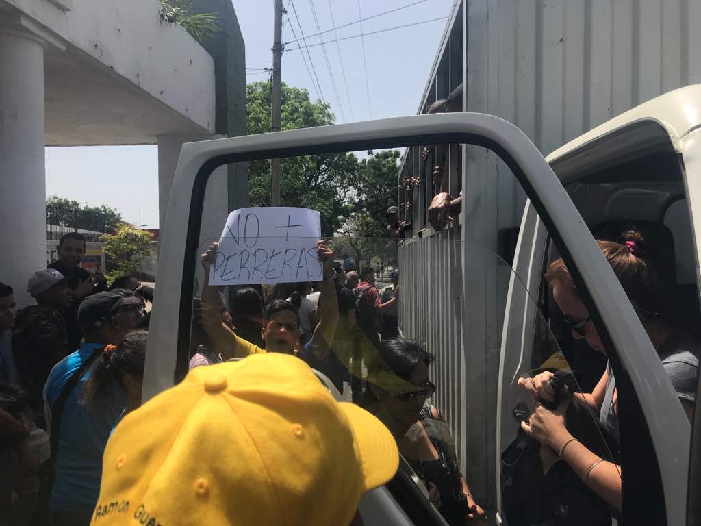 ¡No más perreras! Protestan por falta de transporte público en Vargas #8Jun (fotos y video)