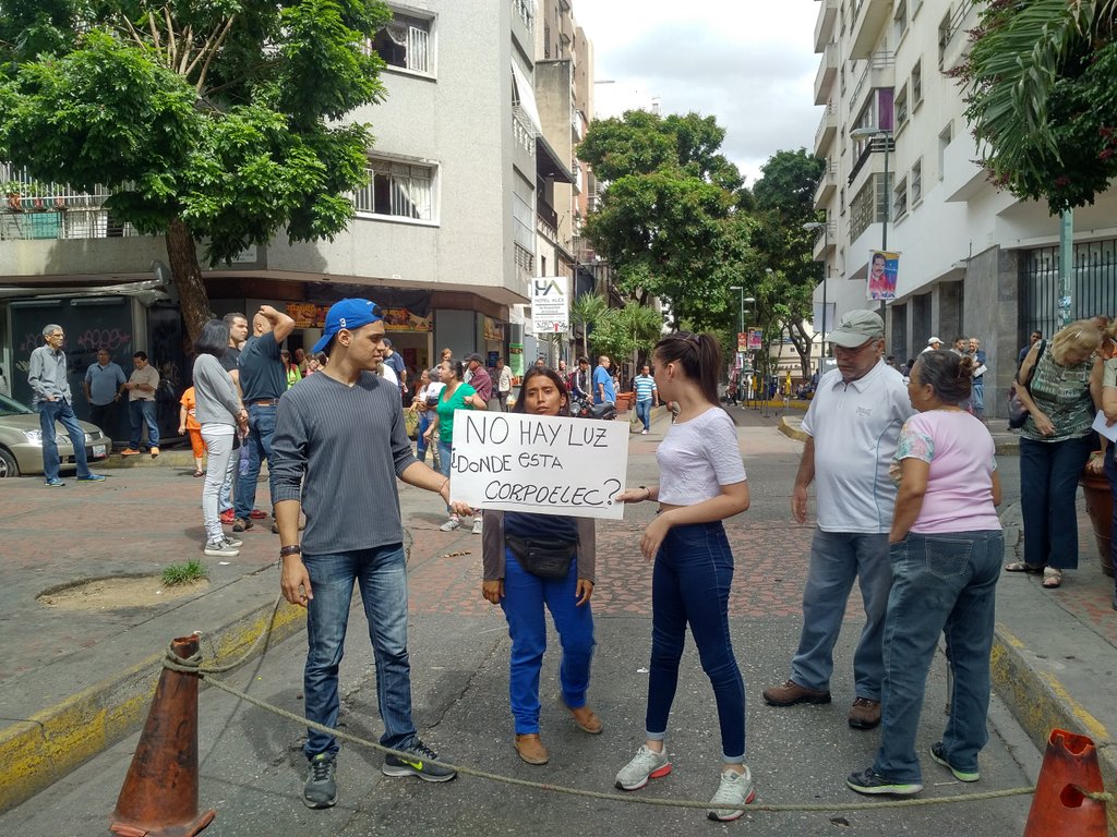 Vecinos de La Candelaria protestan tras pasar más de 24 horas sin servicio eléctrico #18Jun (fotos)