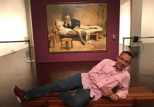 La foto: Así payasea Ernesto Villegas, tirado en un banco de madera, imitando a Miranda en La Carraca