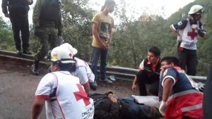 Ocho muertos y trece heridos al chocar autobús y camión en Estado de México