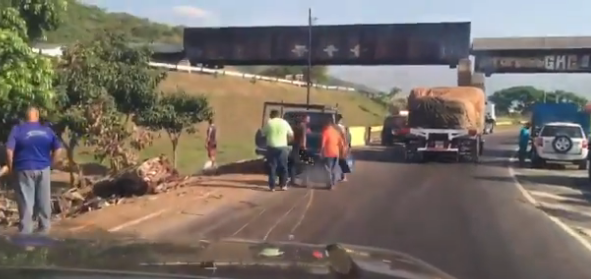 Foto: Saquearon camión con cerveza volcado en la ARC / Cortesía 