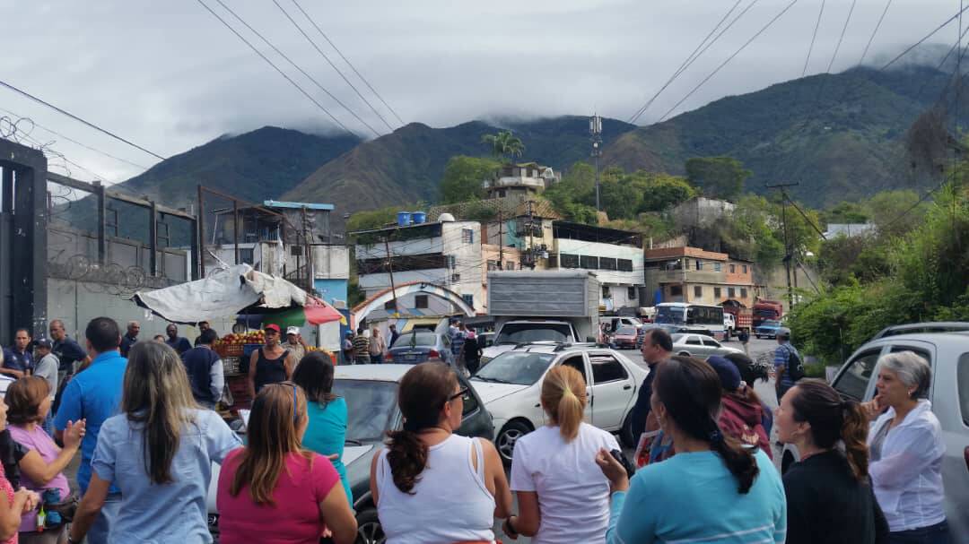 Por esta razón vecinos de Terrazas de Guaicoco trancaron vías en Filas de Mariche #18Jun (Fotos + Video)