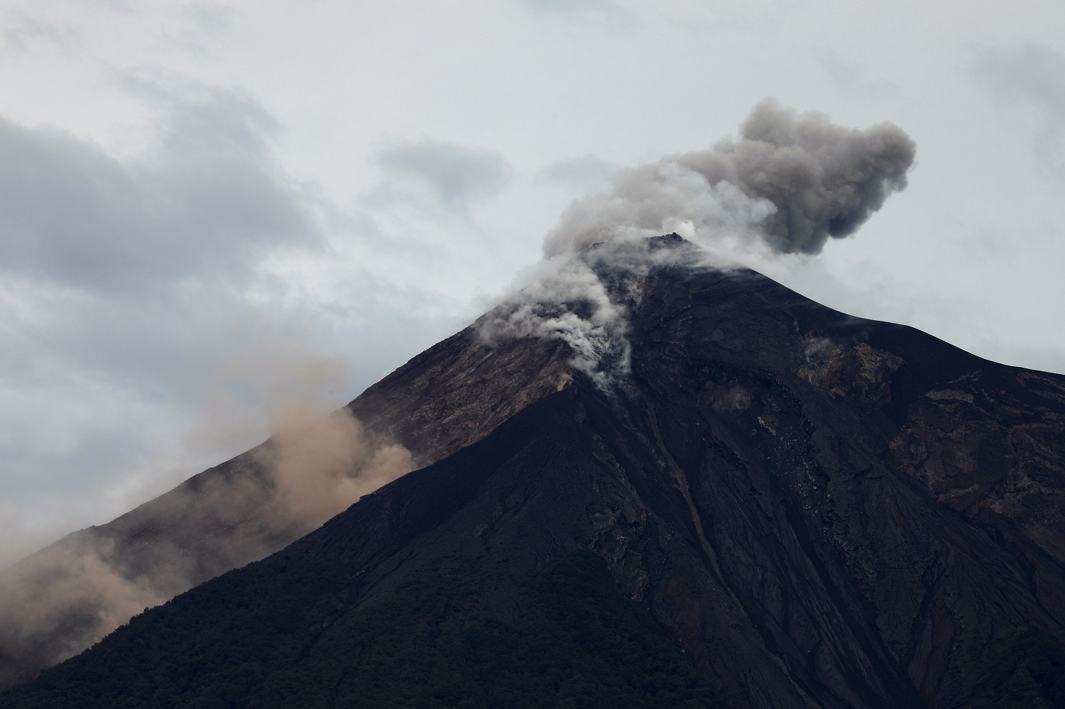 Ascienden a 169 los fallecidos por la erupción del volcán de Fuego en Guatemala