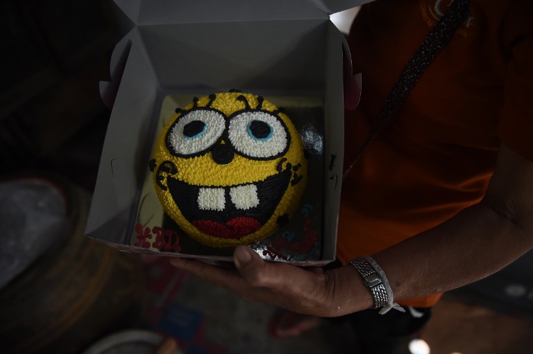 La familia de un niño de la cueva de Tailandia le espera con una torta de cumpleaños