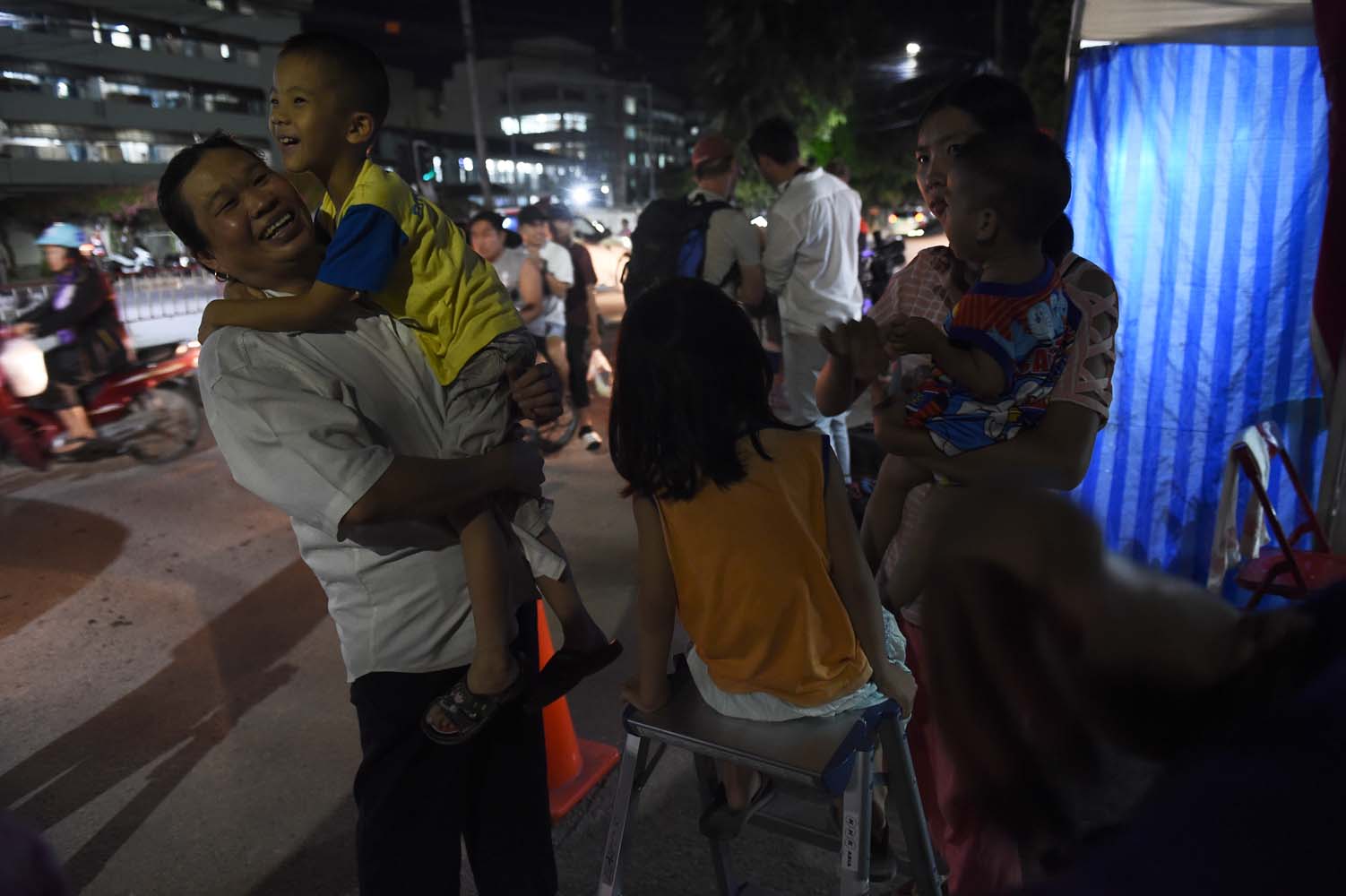 Rescatados los doce niños y el entrenador atrapados en la cueva de Tailandia