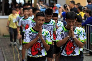 Los 12 jóvenes rescatados de la cueva en Tailandia piden perdón a sus padres