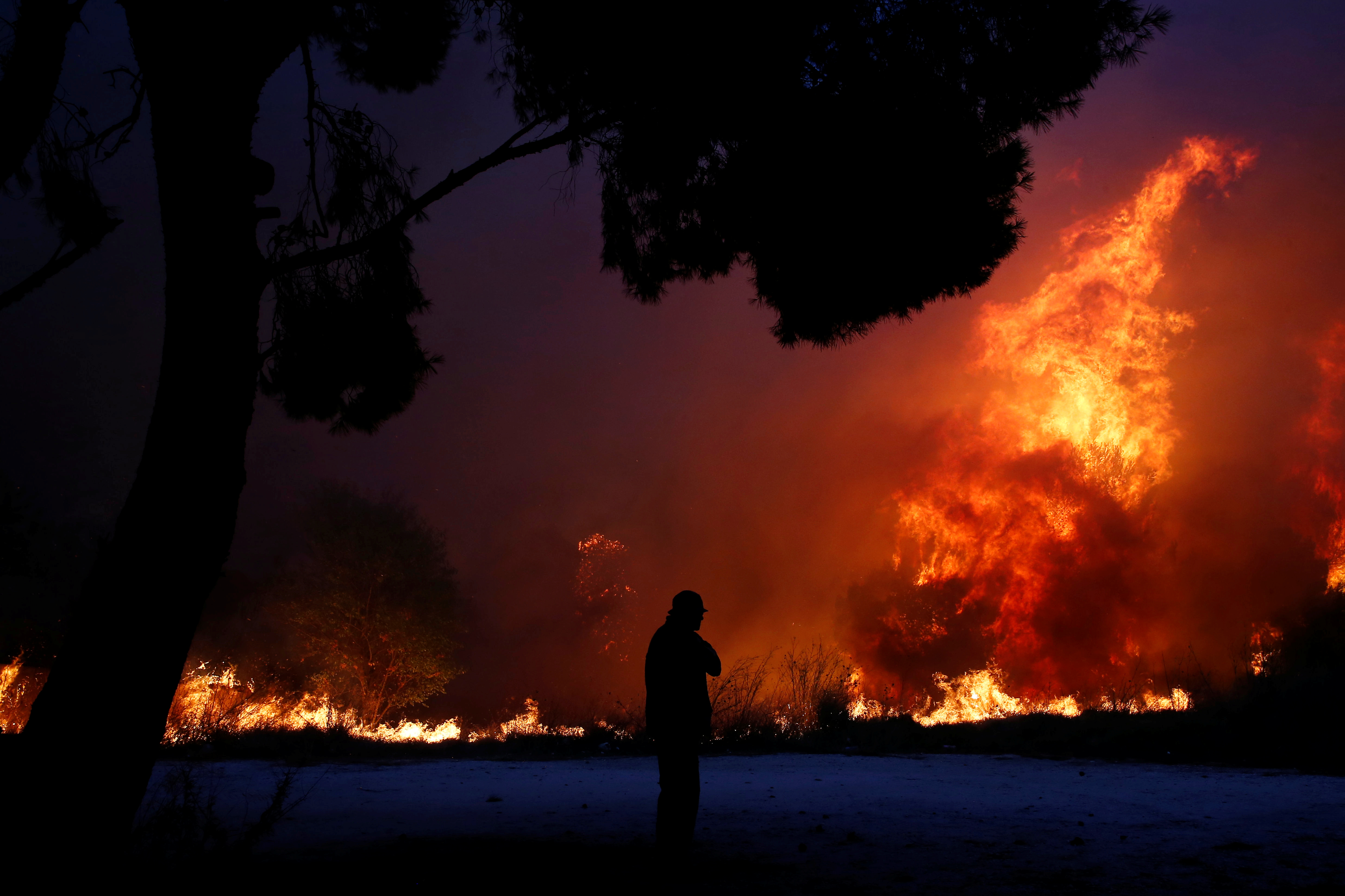 Más de 20 personas murieron en incendios en los alrededores de Atenas