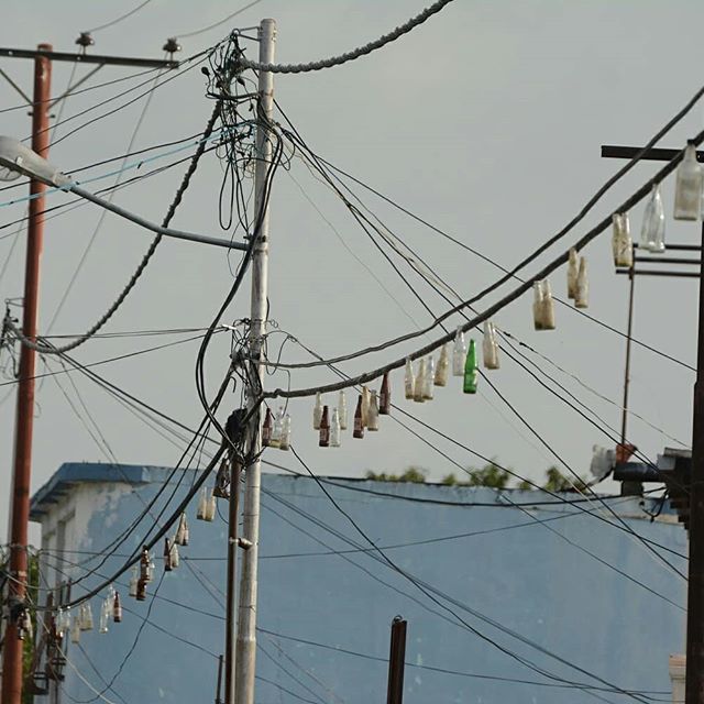 EN IMÁGENES: Vecinos de barrio en Carabobo crearon su propio sistema “anti robo” de cables
