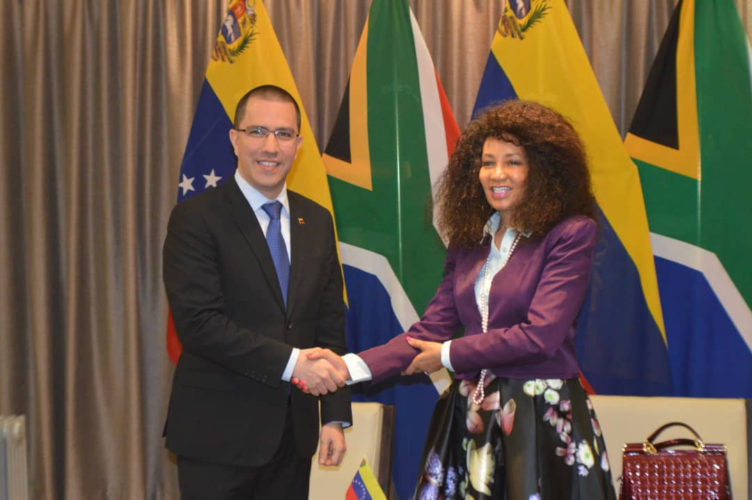 Con los reales de los venezolanos, Arreaza visita Sudáfrica para “reforzar la relación bilateral”