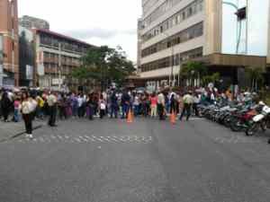 Los docentes del Municipio Sucre manifiestan frente a la alcaldía #19Jul (fotos)