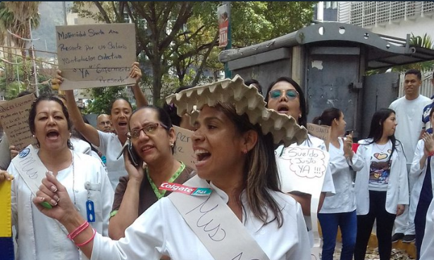 Enfermeras protestaron con zapatos hechos con cajas Clap (Fotos)