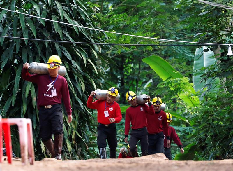 Evacuan área de la cueva de Tailandia para ayudar a las víctimas