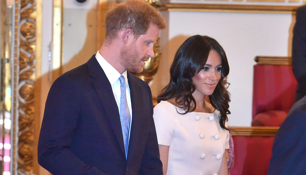 El video del momento en que Harry rechaza la mano de Meghan Markle