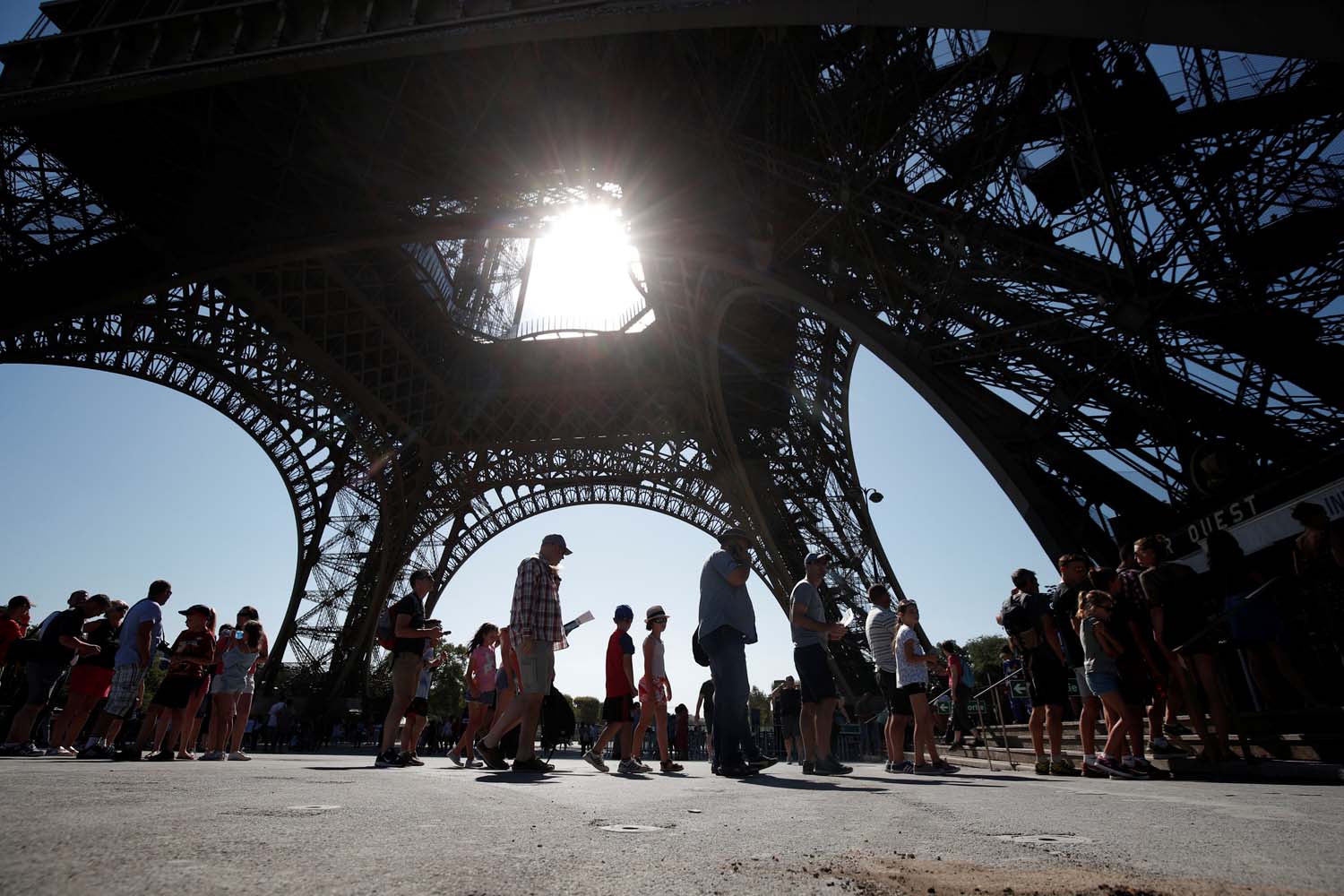 Turistas decepcionados por huelga que mantiene cerrada la Torre Eiffel