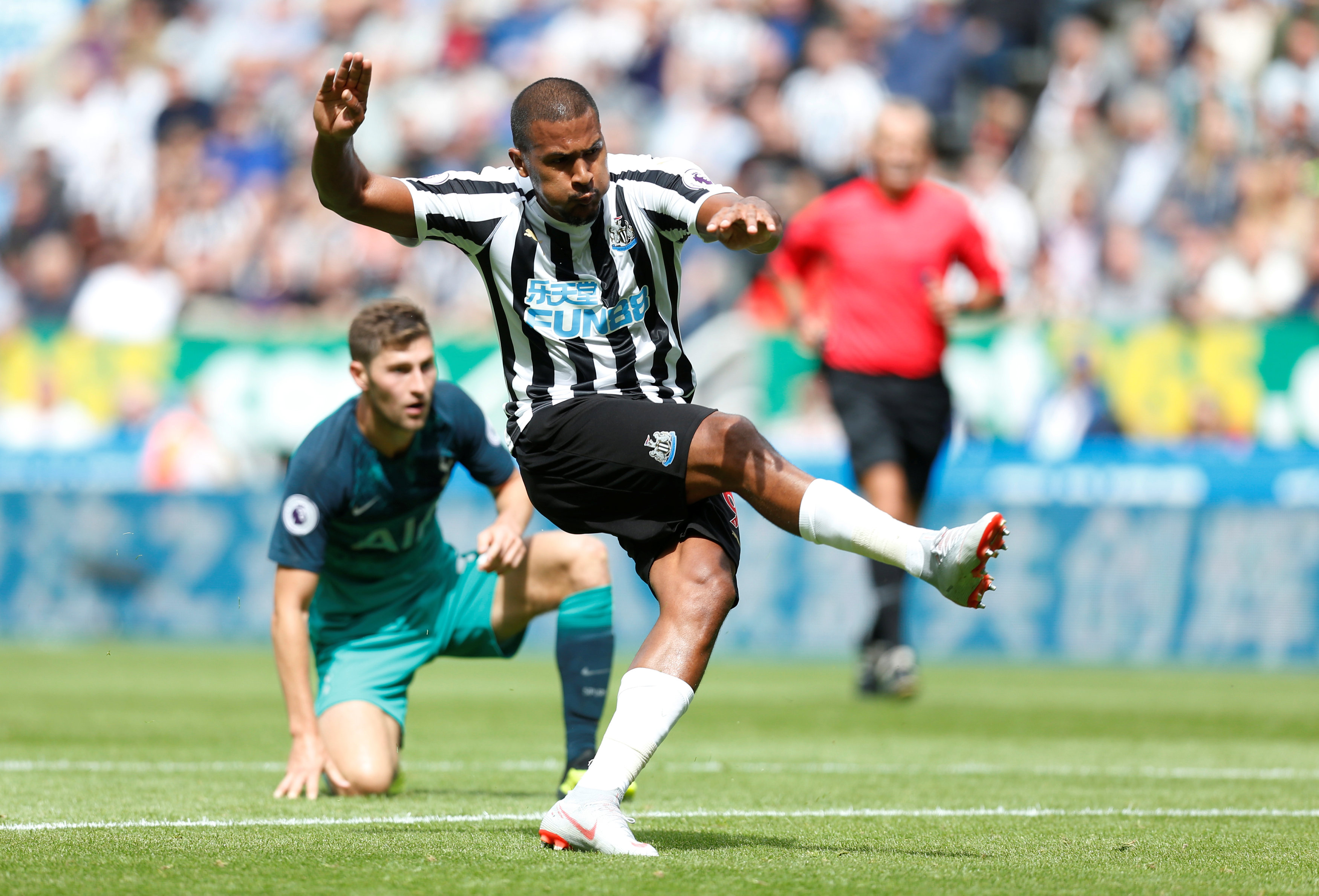 El poste se interpuso entre el gol y Salomón Rondón en su debut con Newcastle