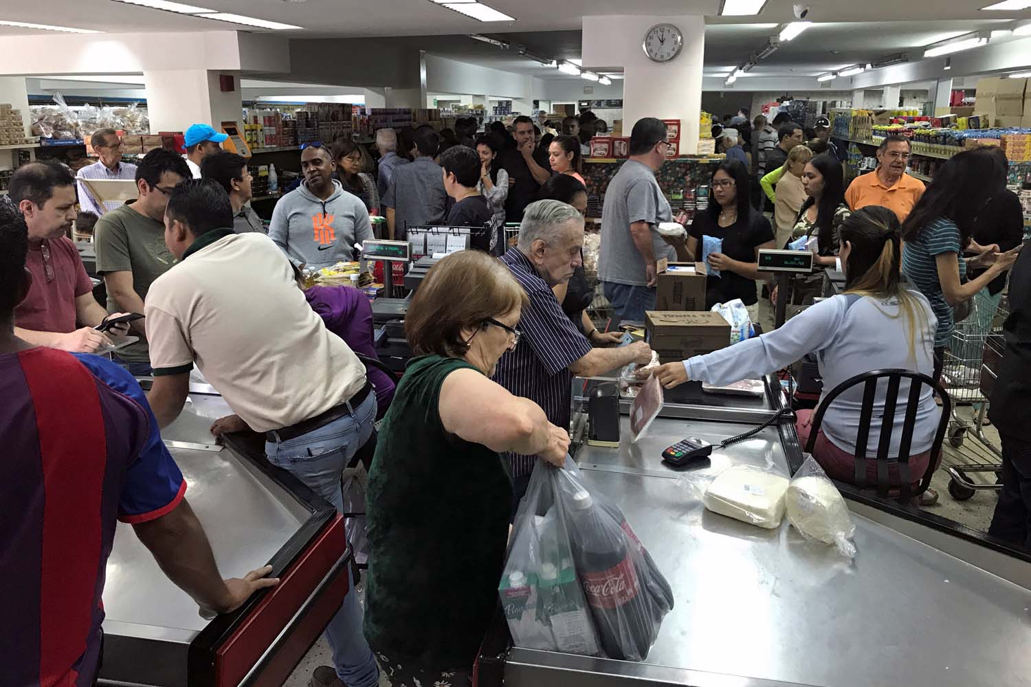 Supermercados flexibilizan sus horarios por temporada navideña