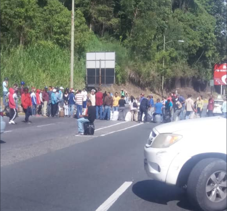 Vecinos de Los Teques protestan por falta de gas #14Ago