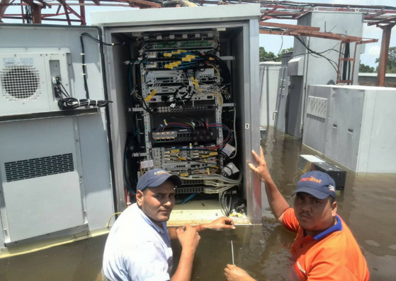 ¡Con el agua al cuello! Así trabajan los empleados de Cantv en Bolívar (foto)