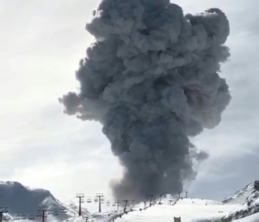 Explosión en volcán chileno Nevados de Chillán provoca densa nube de cenizas (Video)