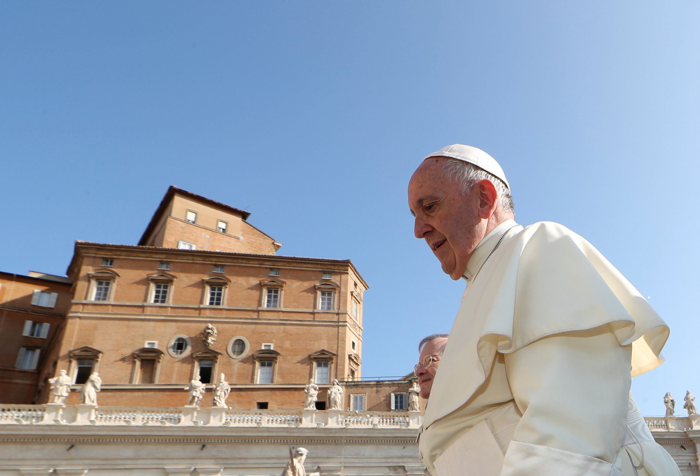 El papa pide a políticos que sean responsables ante desafíos como la migración