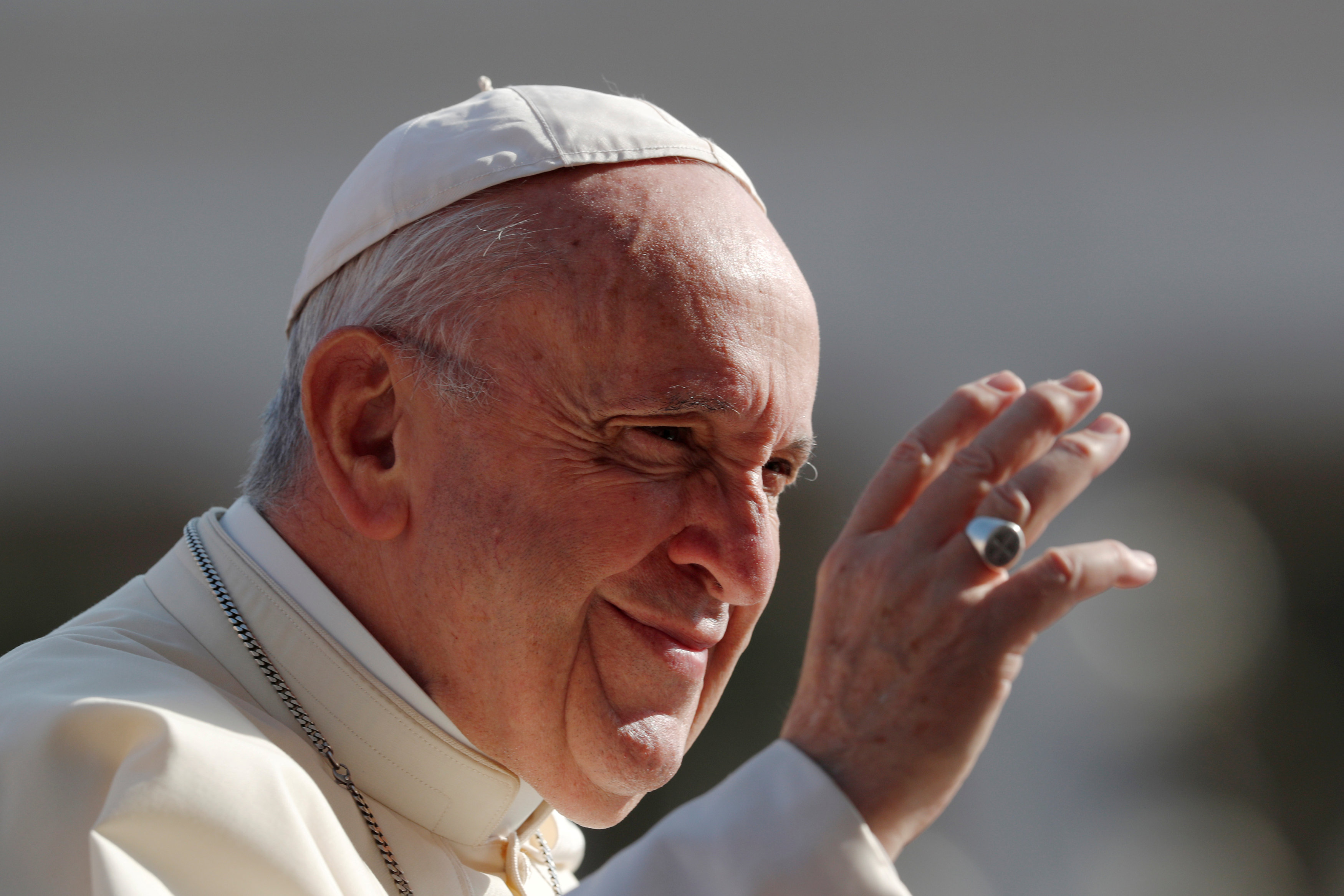 El papa Francisco sugiere vender bienes de la Iglesia para ayudar a los pobres