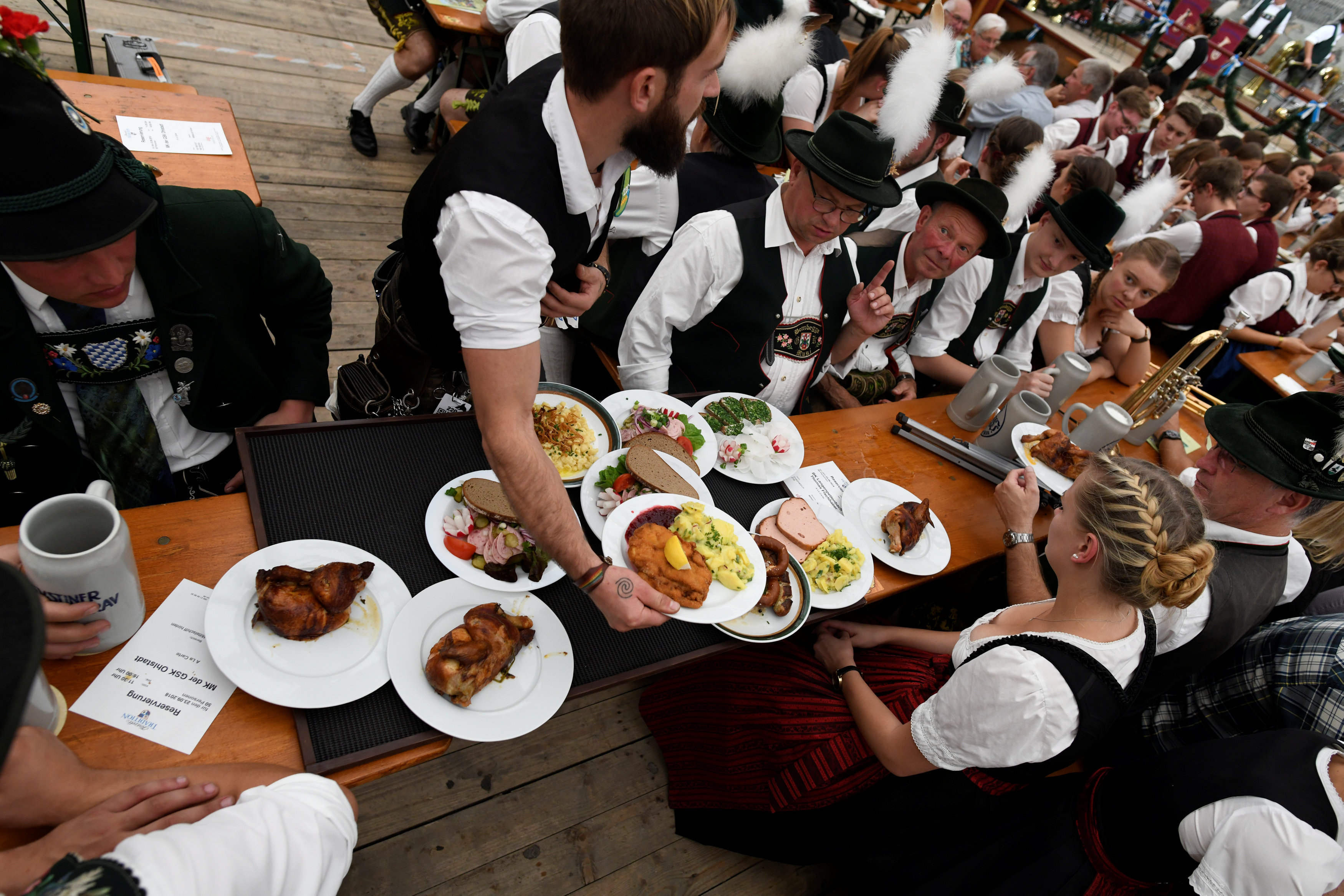 Oktoberfest comienza en Múnich con cerveza y salchichas