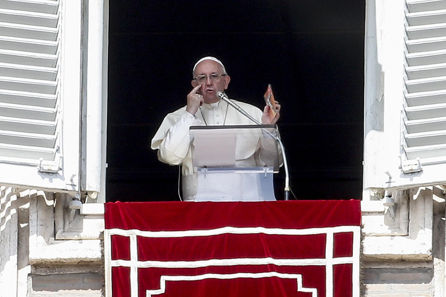 Al menos 40.000 crucifijos fueron donados por el papa Francisco en la plaza San Pedro