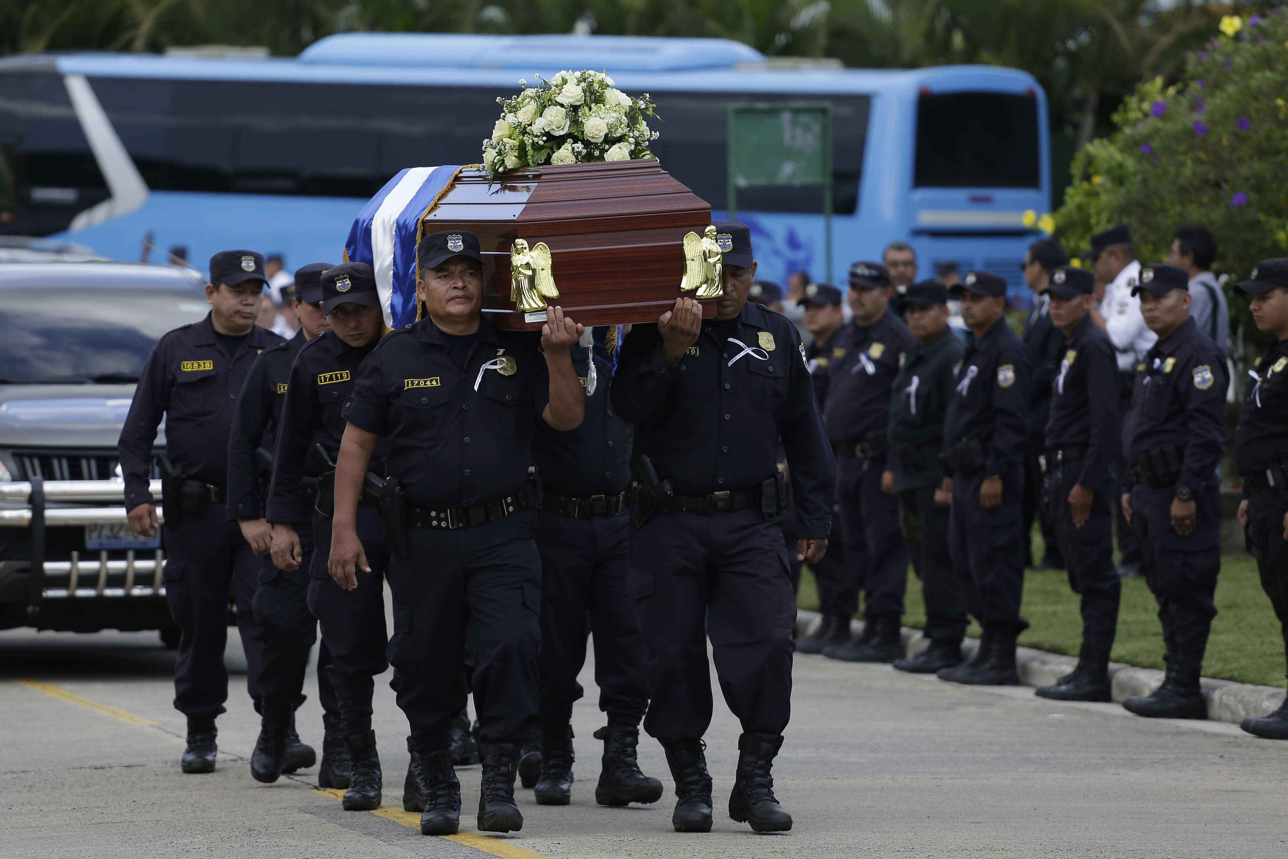 Sepultan con honores a agente policial asesinada por un compañero en El Salvador (Fotos)
