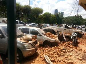 Cedió parte de un edificio cerca de la sede del CNE en Plaza Venezuela #20Sep (Fotos y Videos)