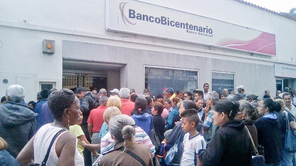 Abuelos hacen largas colas bajo la lluvia para cobrar la pensión en Táchira (VIDEO) #3Sep
