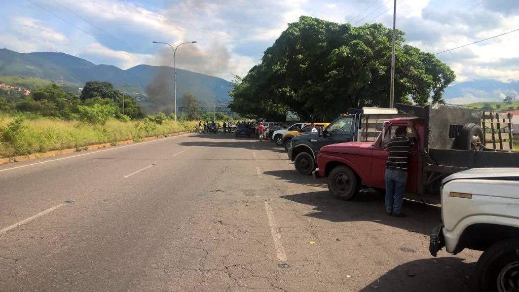 Tachirenses trancan avenida en protesta por escasez de gasolina #20Sep