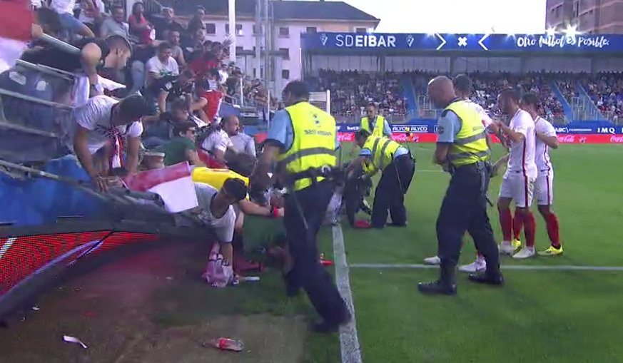 Varios heridos al caer una valla durante partido de la liga española #29Sep