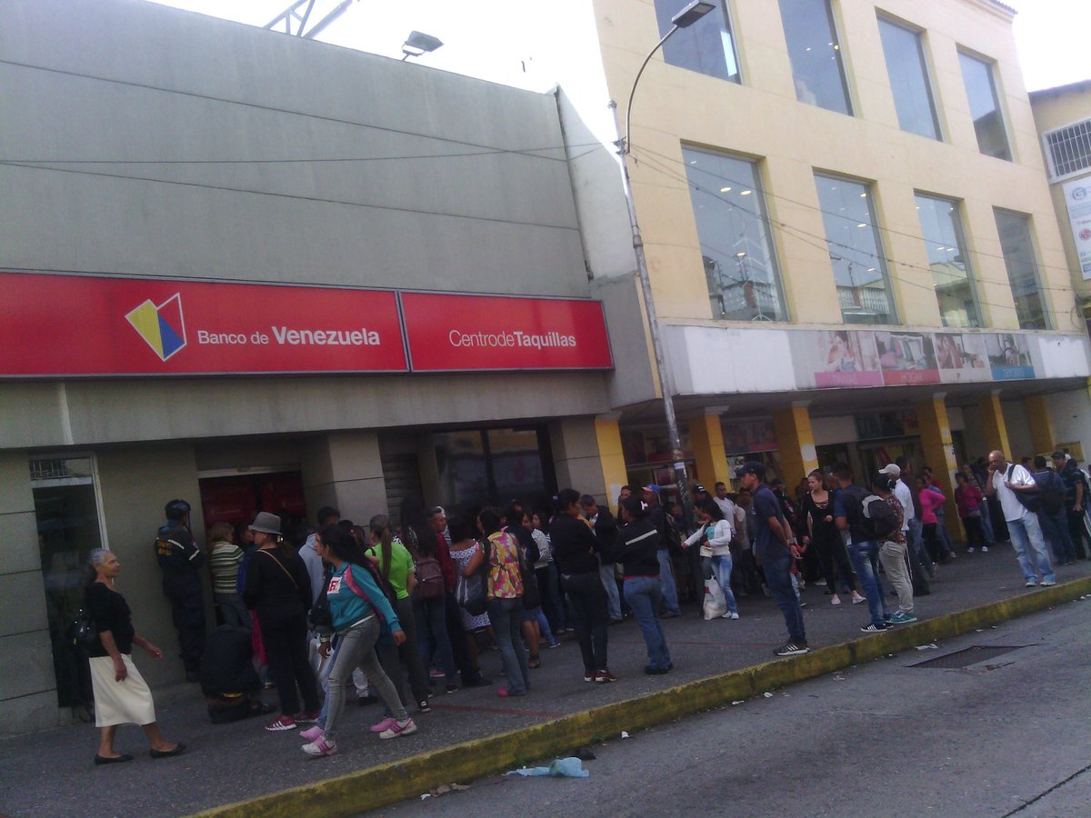 Kilométricas colas para sacar efectivo en Mérida #22Sep (fotos)