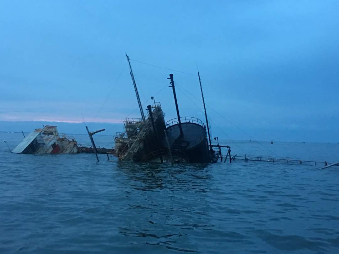 #EscombrosDeMaduro También las gabarras se hunden en el Lago de Maracaibo (Fotos)