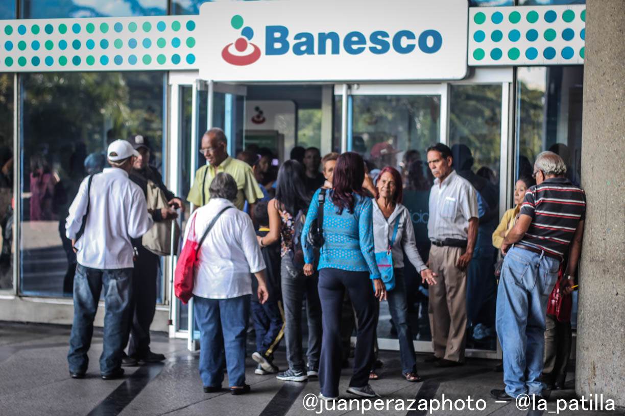 Los abuelos pasan roncha para cobrar la pensión tras el apagón (FOTOS)