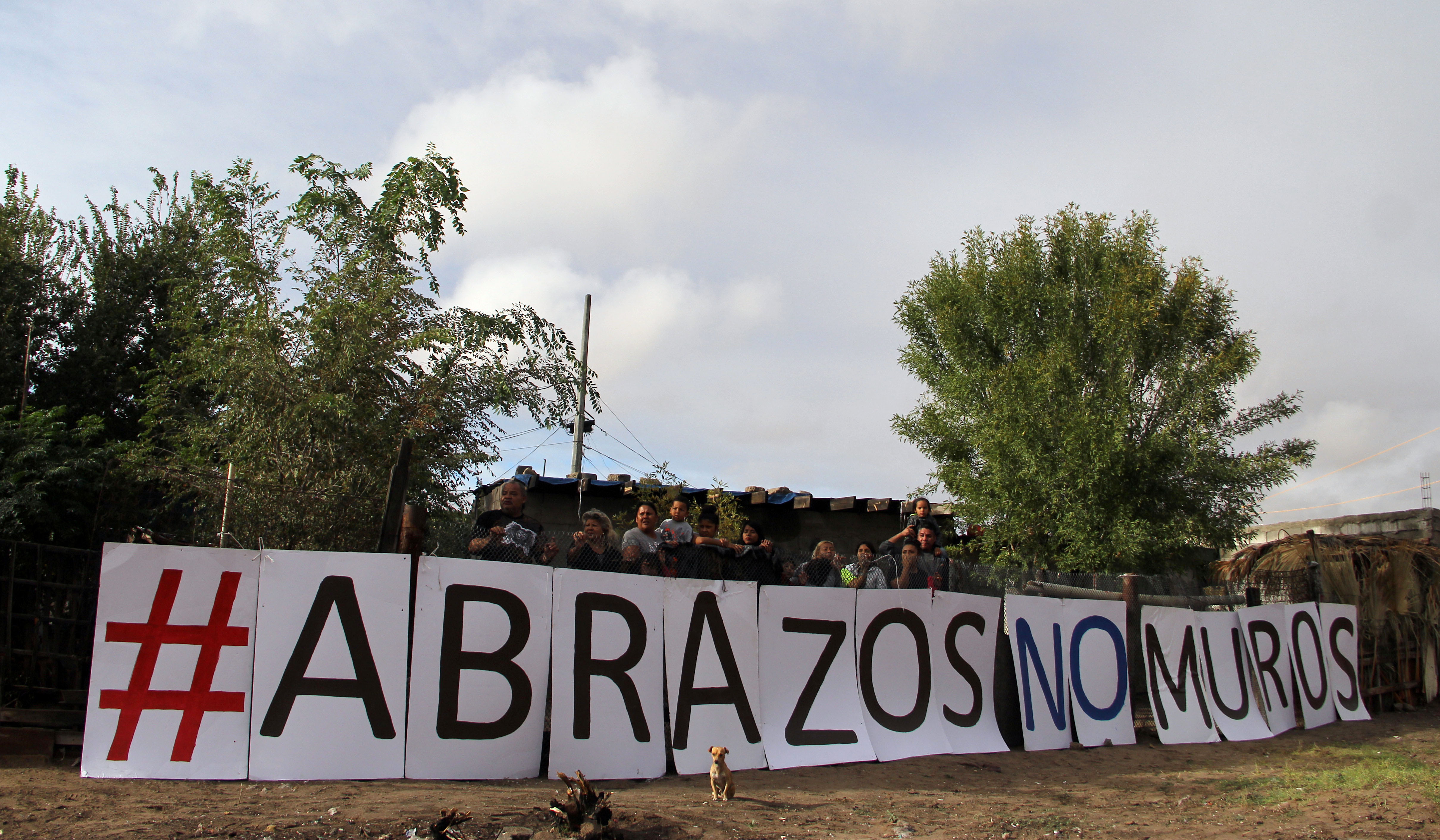 Cientos de familias separadas por la frontera entre México y EEUU se funden en abrazos (Fotos)