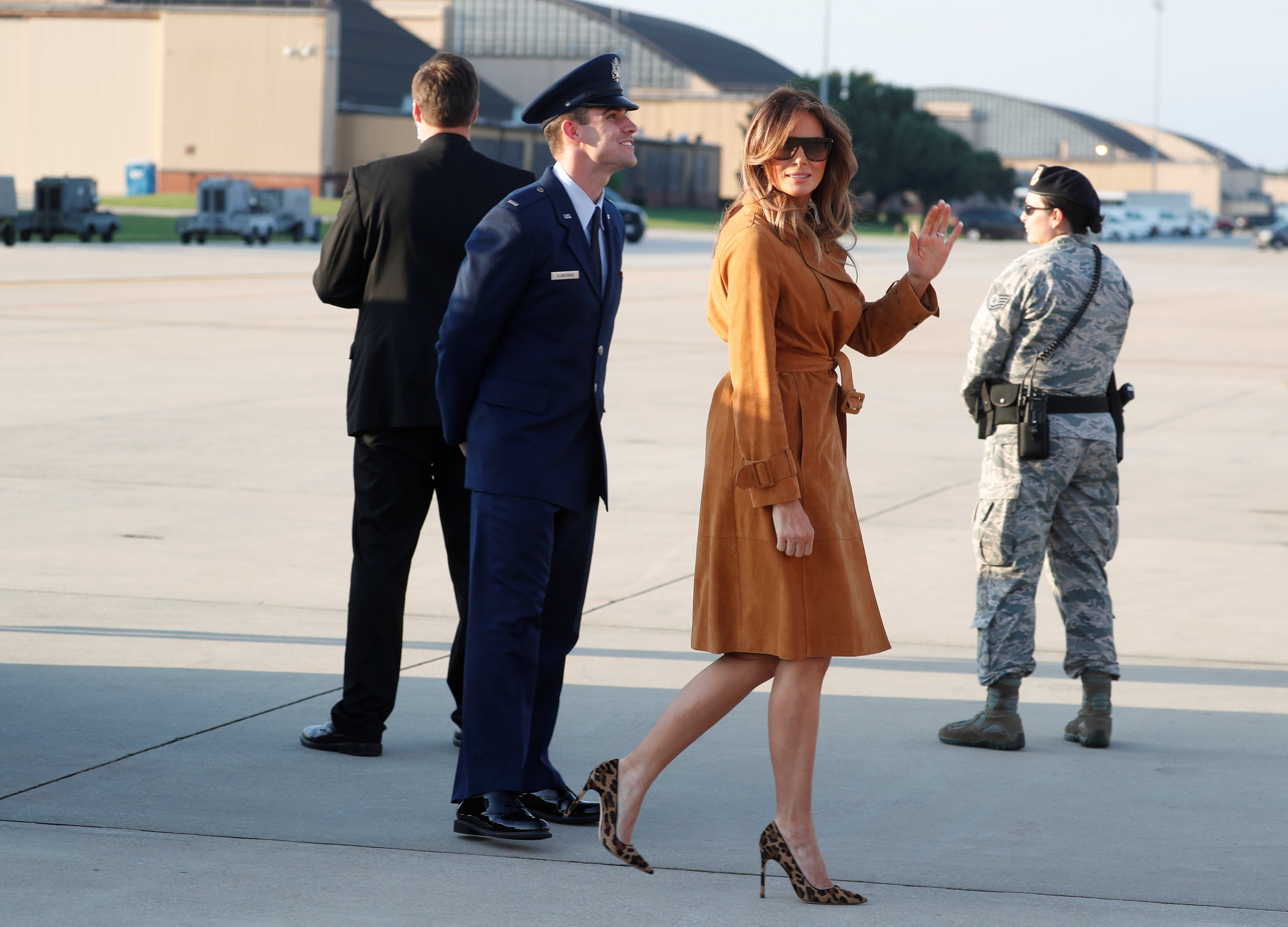 Melania Trump despega rumbo a África para su primera gira sin su marido (Fotos)