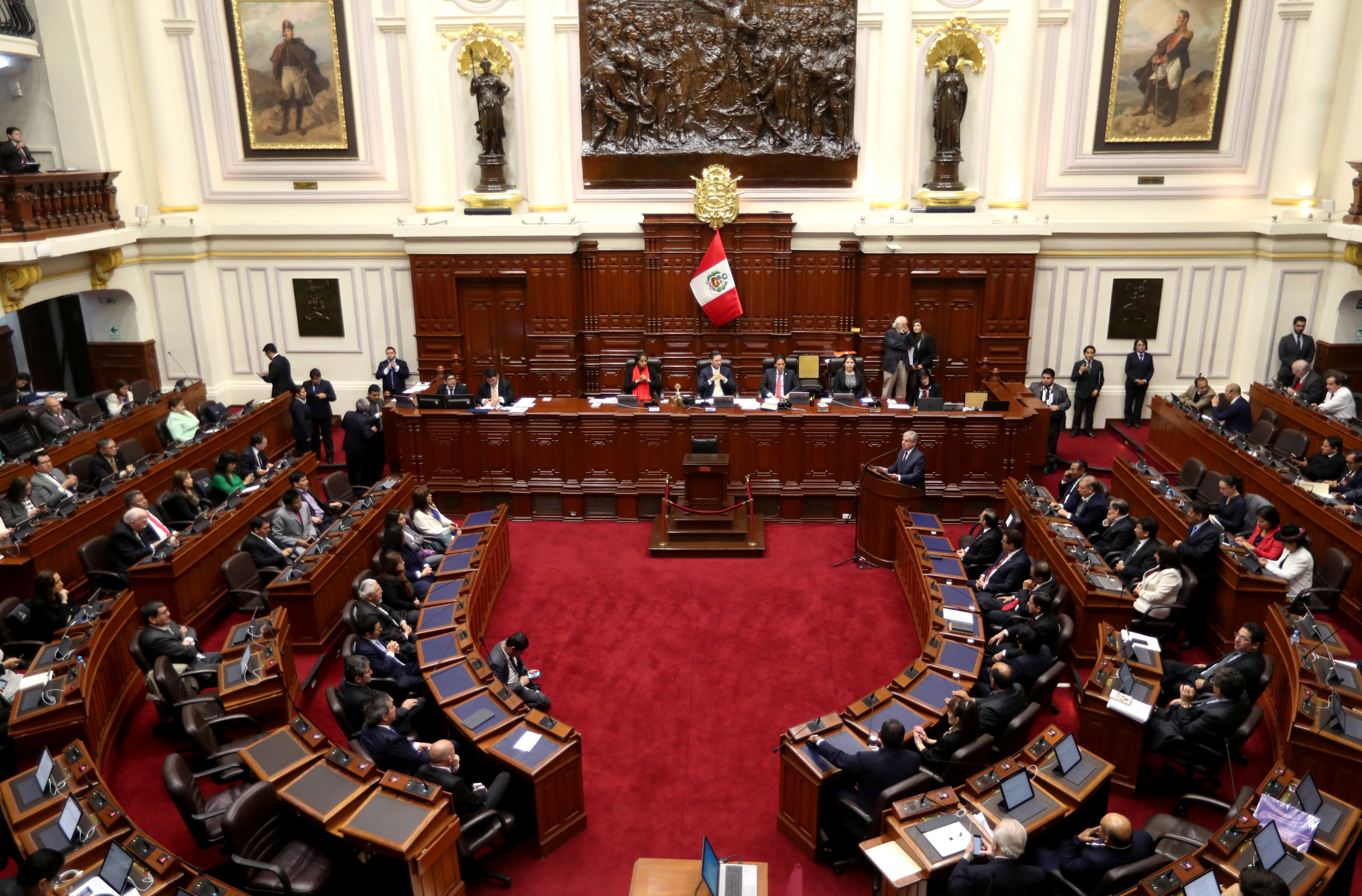 Perú hará referéndum de reforma constitucional pese a intentos para anularlo